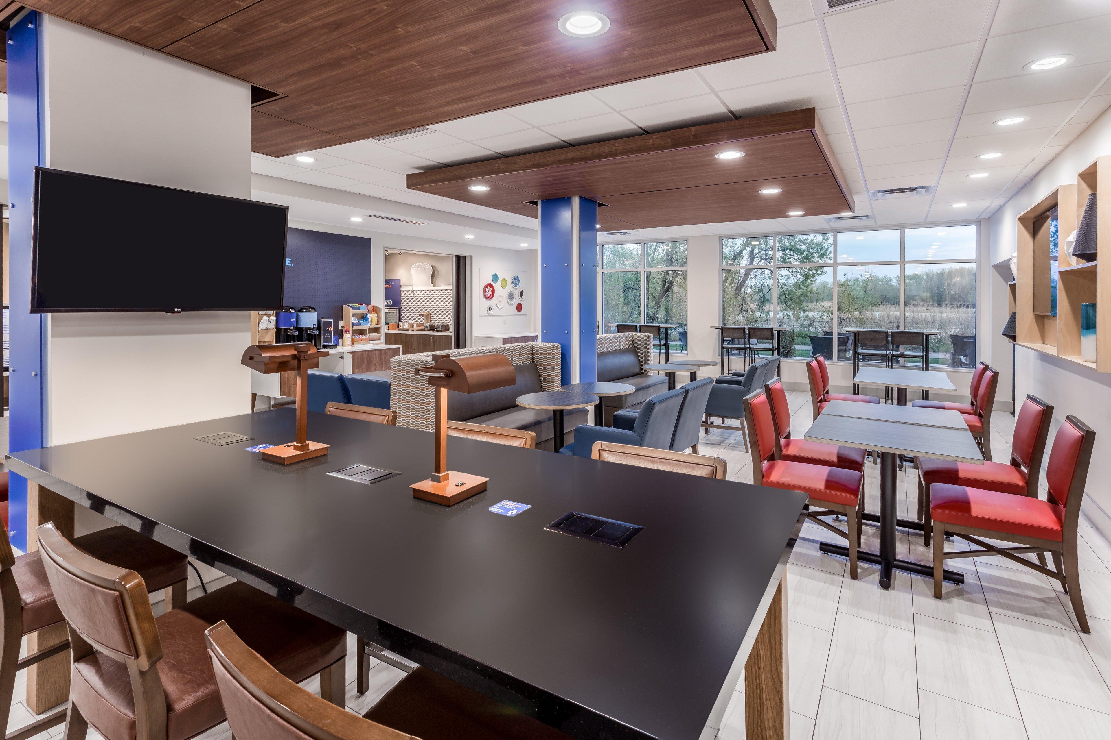 Holiday Inn Express & Suites Hammond By Ihg Exterior photo